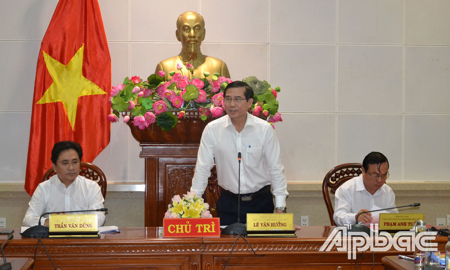 Chủ tịch UBND tỉnh Lê Văn Hưởng phát biểu tại buổi làm việc.