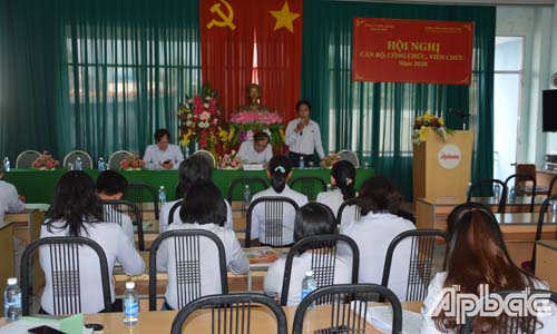 Các đại biểu làm việc tại Hội nghị.