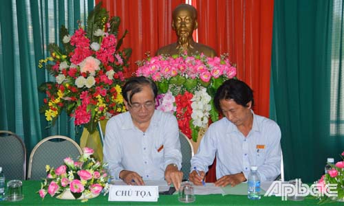 Lãnh đạo Ban Biên tập và Công đoàn Cơ sở Báo Ấp Bắc ký kết giao ước thi đua.