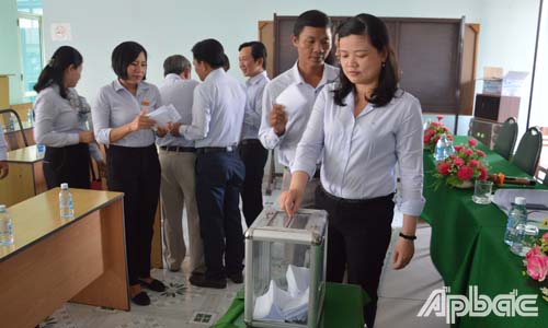 Các đại biểu tham gia bỏ phiếu bầu Ban Thanh tra nhân dân Công đoàn cơ sở Báo Ấp Bắc nhiệm kỳ 2020 - 2021.