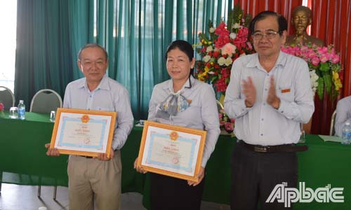 Đại diện lãnh đạo Phòng Thư ký - Xuất bản và Phòng Trị sự nhận giấy khen tập thể đạt danh hiệu 