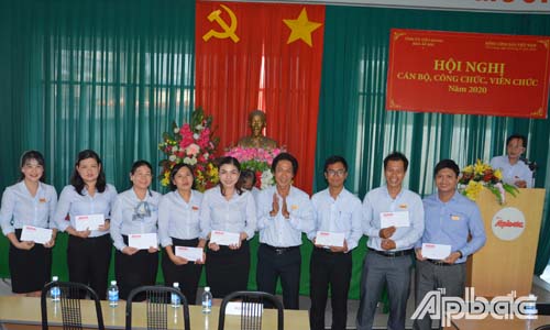 Lãnh đạo Công đoàn cơ sở Báo Ấp Bắc trao thưởng cho các các nhân tích cực tham gia các hoạt động do công đoàn tổ chức.
