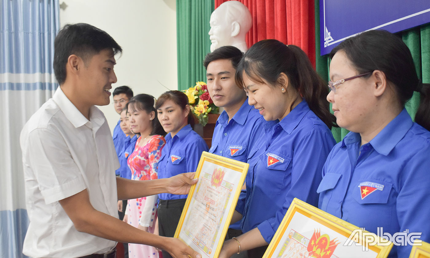 Các cá nhận nhận Bằng khen của Tỉnh đoàn.