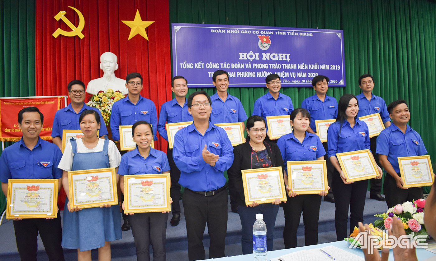 Các tập thể, cá nhận nhận Giấy khen của Đoàn khối các cơ quan tỉnh.