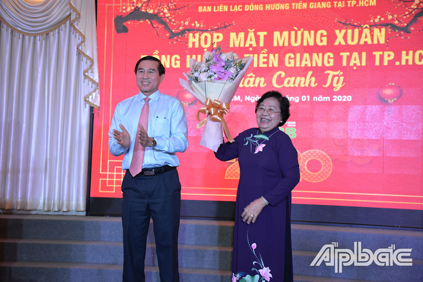 Đồng chí Lê Văn Hưởng tặng hoa cảm ơn lãnh đạo Ban Liên lạc đồng hương Tiền Giang tại TP. Hồ Chí Minh đã có nhiều hoạt động hỗ trợ cho tỉnh Tiền Giang