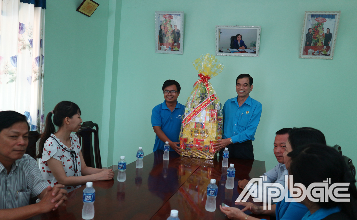 Đoàn thăm, chúc tết công ty Cổ phần Thủy sản Ngọc Xuân