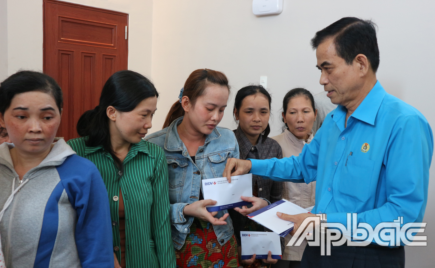 Đồng chí Trương Văn Hiền trao tiền hỗ trợ cho công nhân lao động