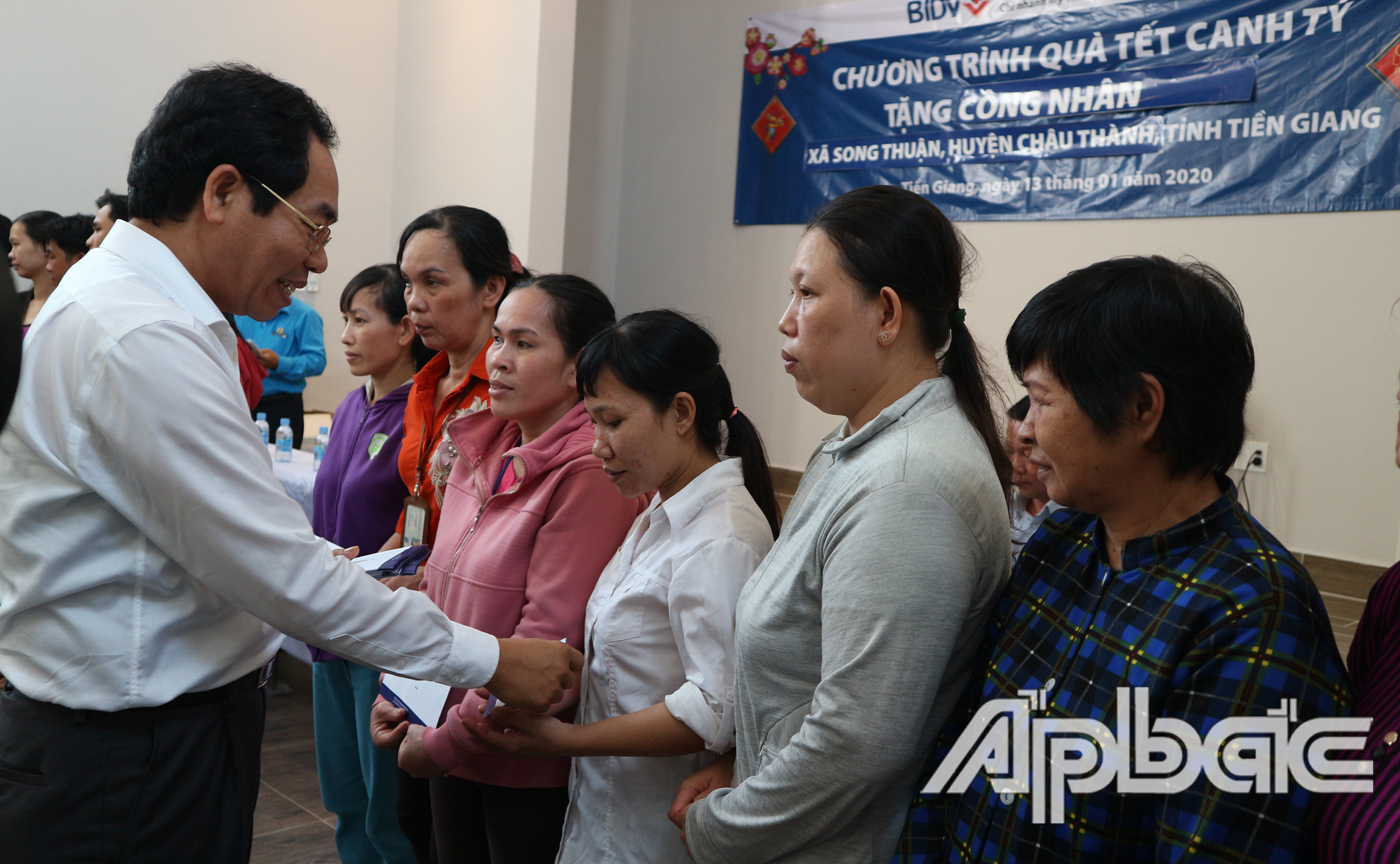 Lãnh đạo Ngân hàng BIDV Chi nhánh Mỹ Tho trao quà cho công nhân lao động
