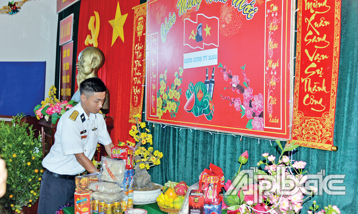 Cán bộ, chiến sĩ trang trí bàn thờ đón Tết.