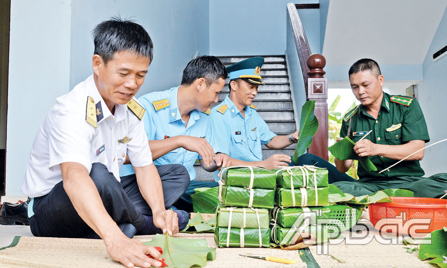 Các lực lượng trên đảo cùng nhau gói bánh chưng xanh đón Tết với nguyên liệu từ đất liền mang ra.