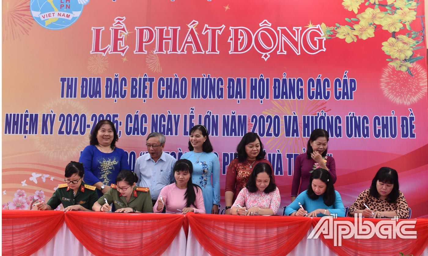 Hội LHPN các huyện, thị thành ký giao kết thi đua.