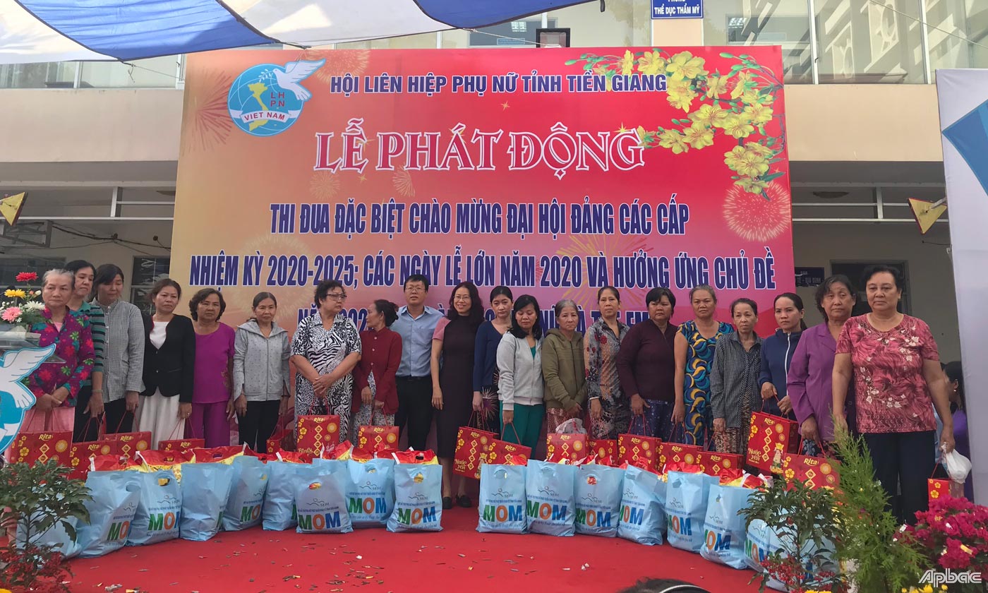 Trao quà cho hội viên phụ nữ.