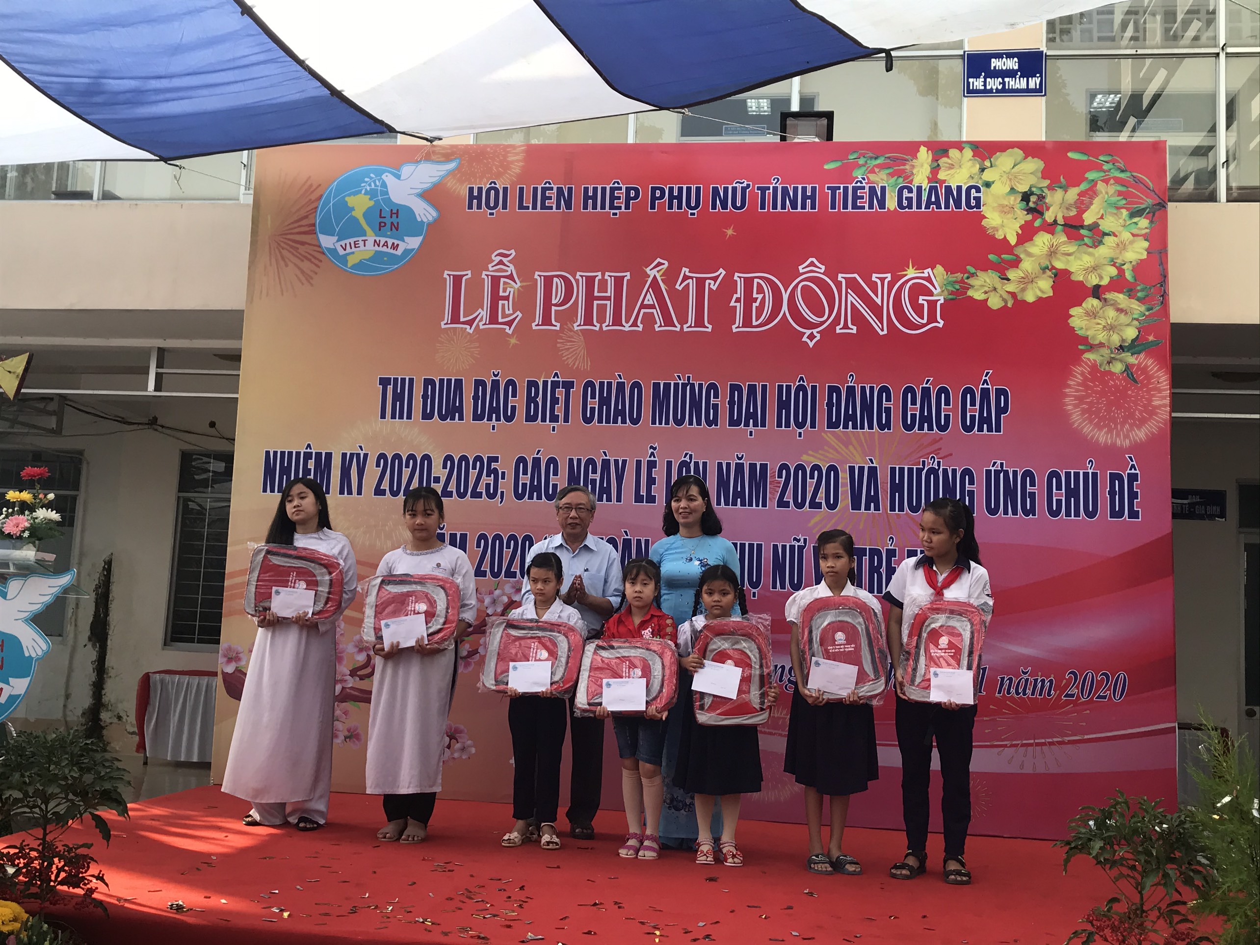 Trao học bổng cho học sinh.