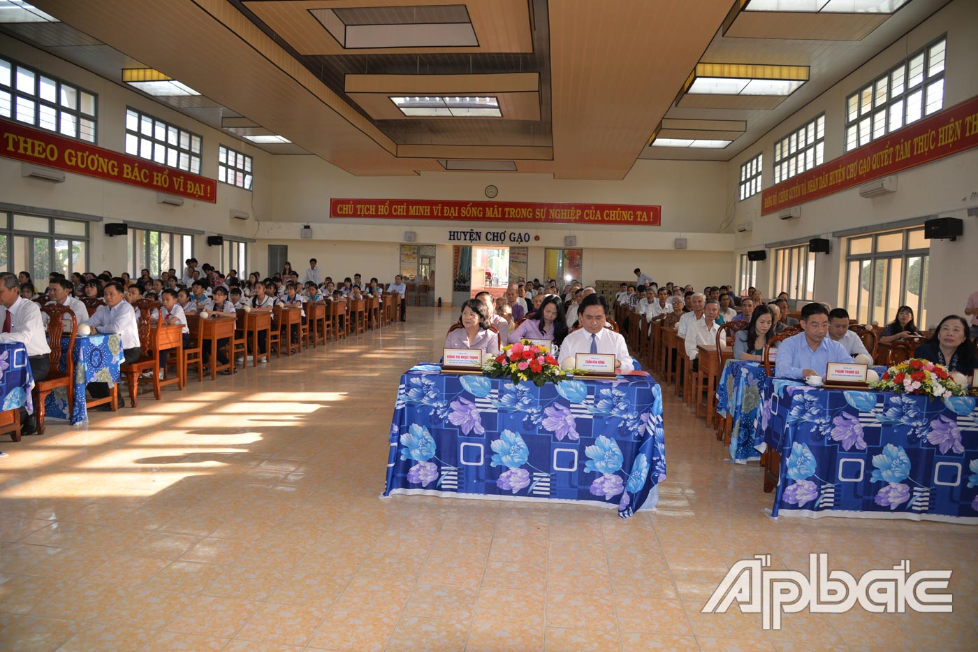 Quang cảnh buổi lễ trao quà