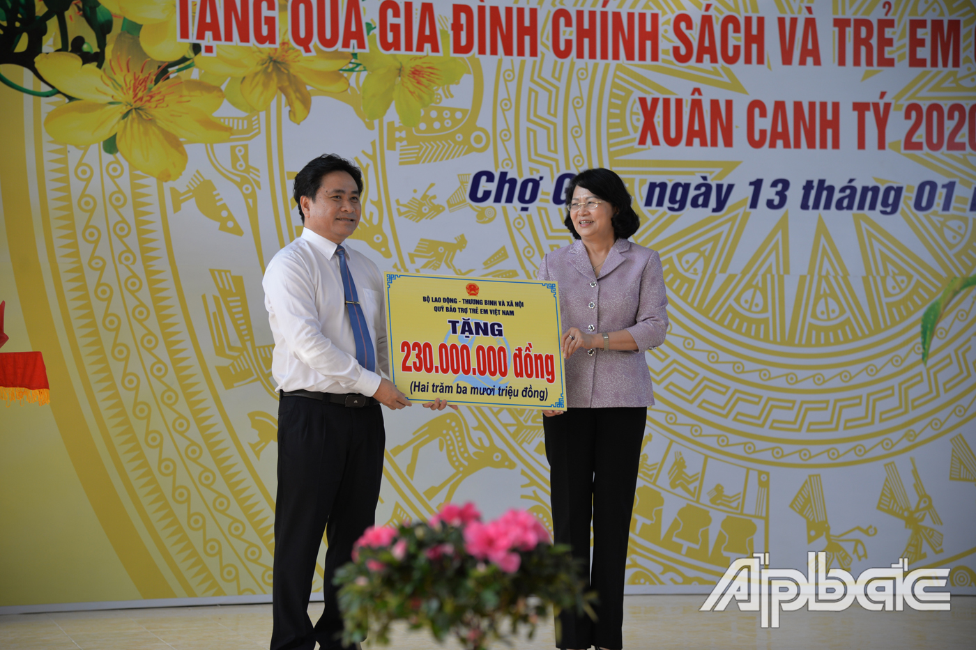 Phó Chủ tịch nước Đặng Thị Ngọc Thịnh trao Bảng tượng trưng tặng 6 căn nhà tình nghĩa với tổng giá trị 300 triệu đồng cho lãnh đạo tỉnh Tiền Giang.