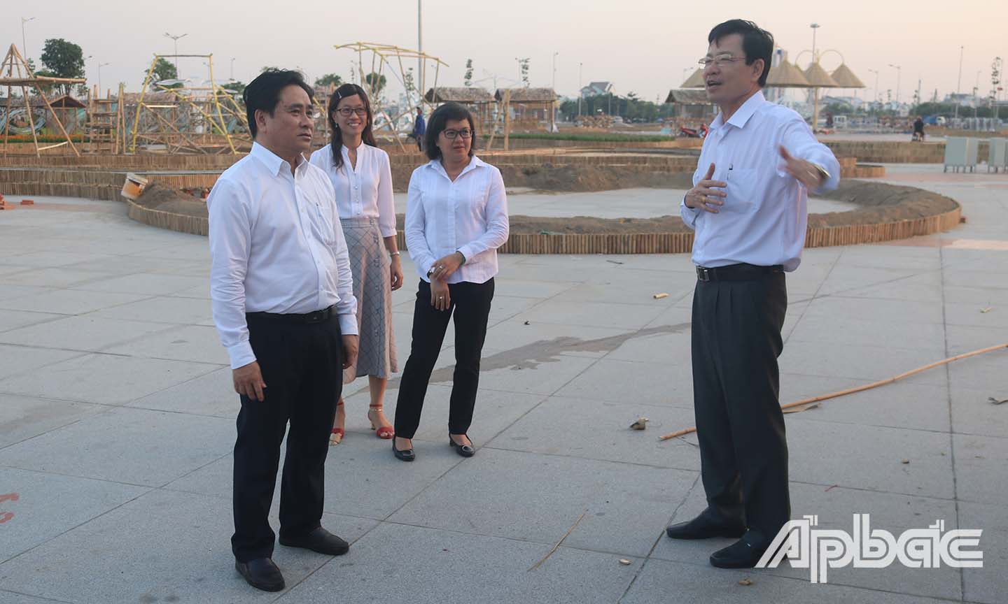 Đoàn đến kiểm tra khu vực tổ chức sân khấu biểu diễn chương trình văn nghệ mừng Đảng, mừng Xuân.