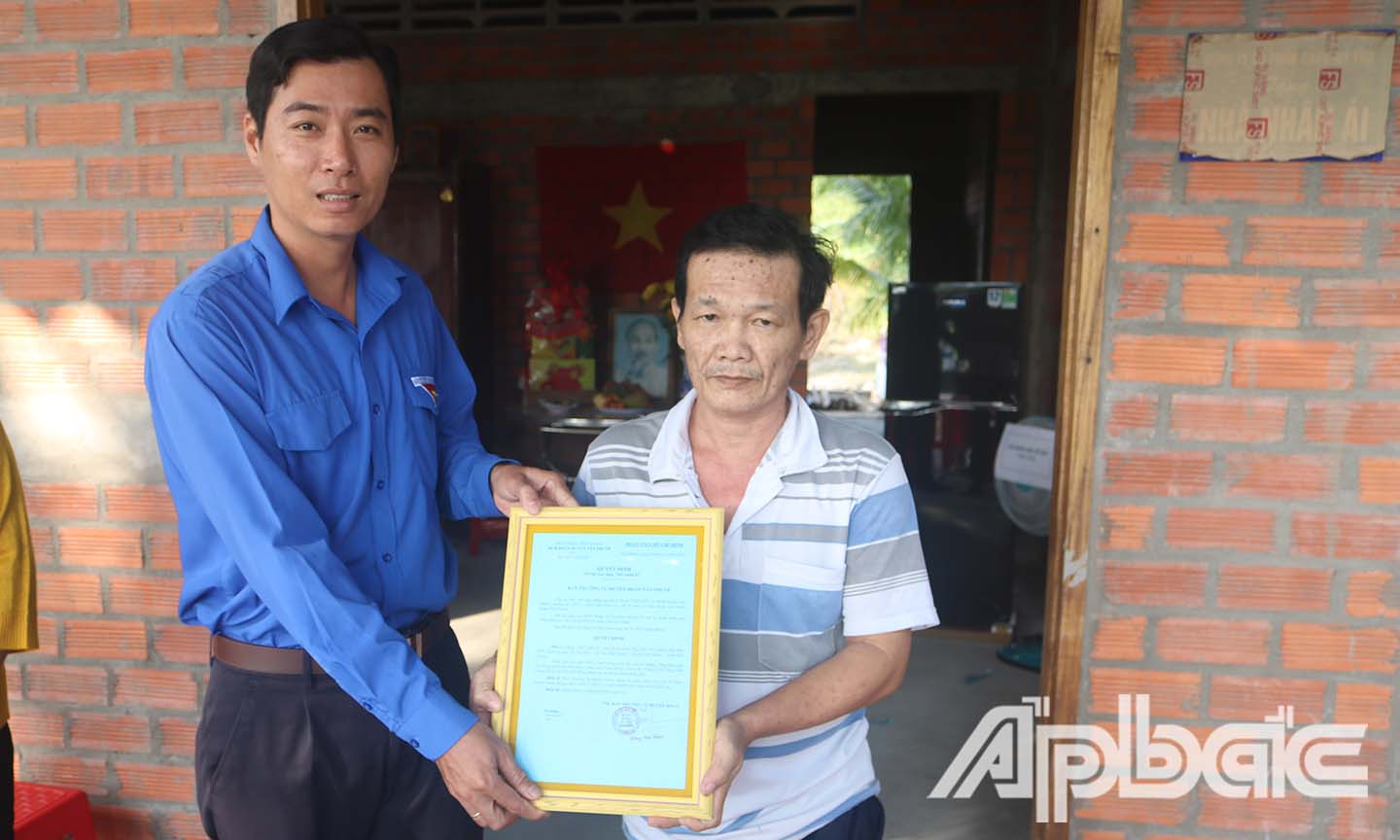Bí thư Huyện đoàn Tân Phước Đặng Văn Chức trao quyết định tặng