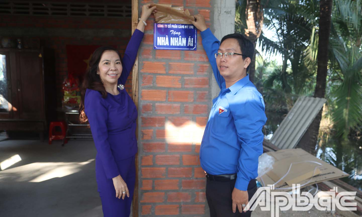 Bà Lương Thị Diễm Trang, Giám đốc Công ty Cổ phần Cảng Mỹ Tho và anh Nguyễn Xuân Phúc, Bí thư Đoàn khối các cơ quan tỉnh mở bảng tượng trưng tặng