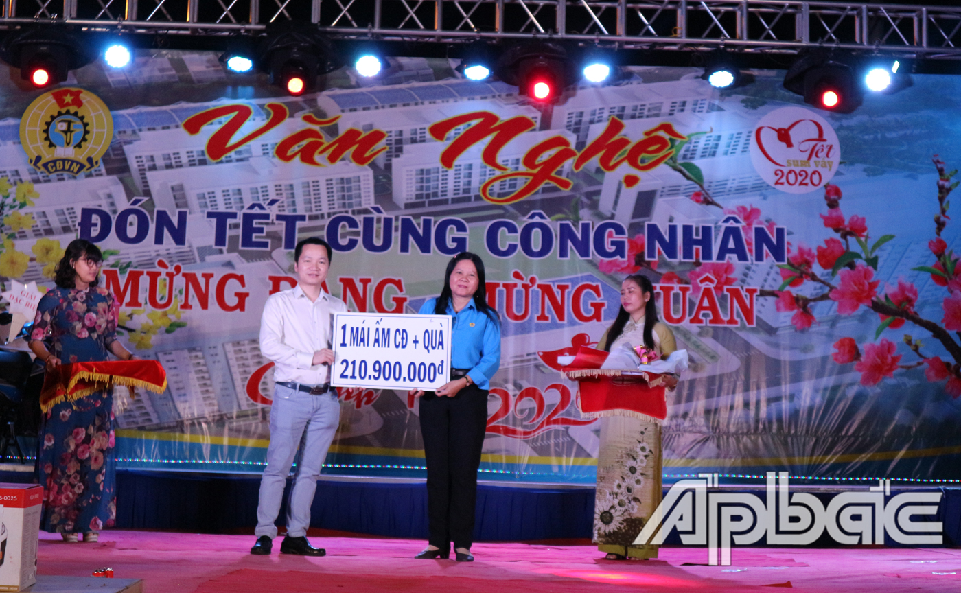  Chủ tịch Công đoàn các Khu công nghiệp nhận hỗ trợ từ lãnh đạo doanh nghiệp
