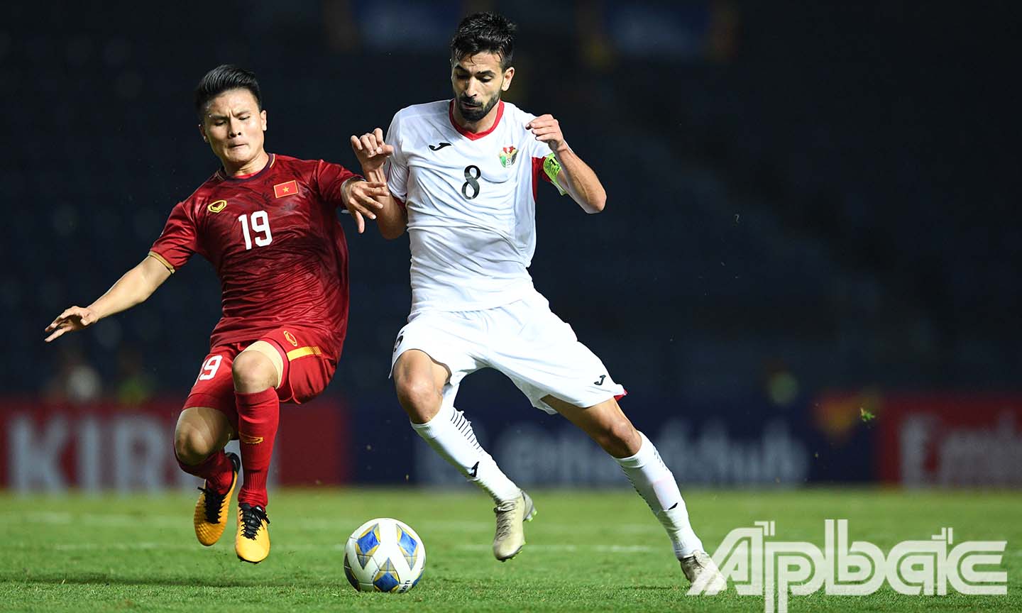 U23 Việt Nam (áo đỏ) đánh mất thế chủ động của mình trong cuộc đua giành tấm vé đi tiếp.