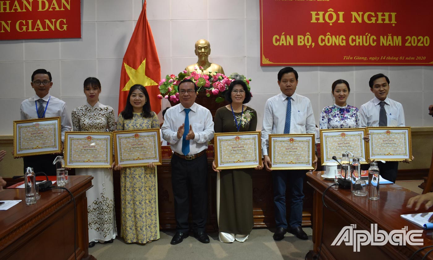 UBND tinh trao bằng khen cho các cá nhân.