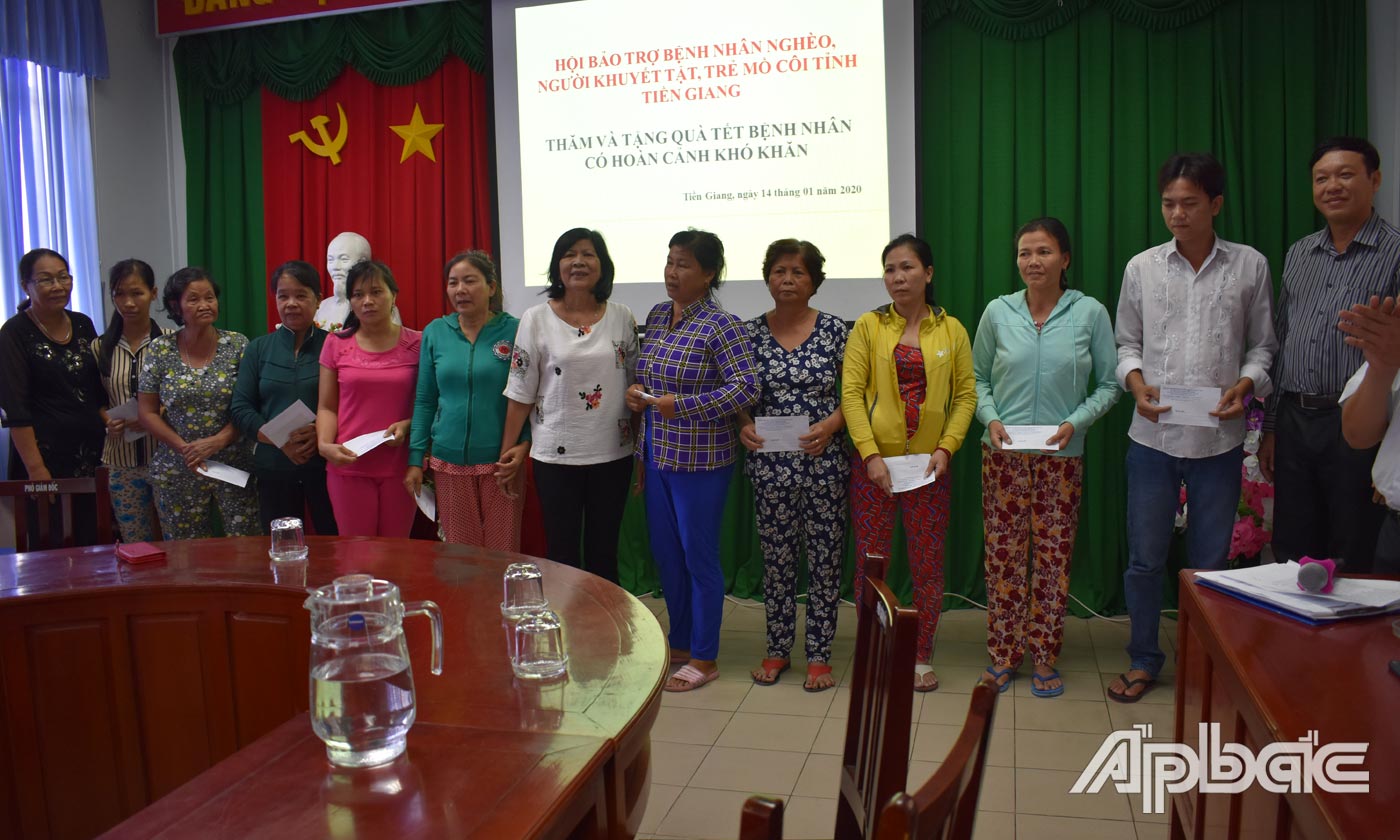 Hội Bảo trợ trao quà cho bệnh nhân nghèo tại Bệnh viện Đa khoa Trung tâm Tiền Giang 