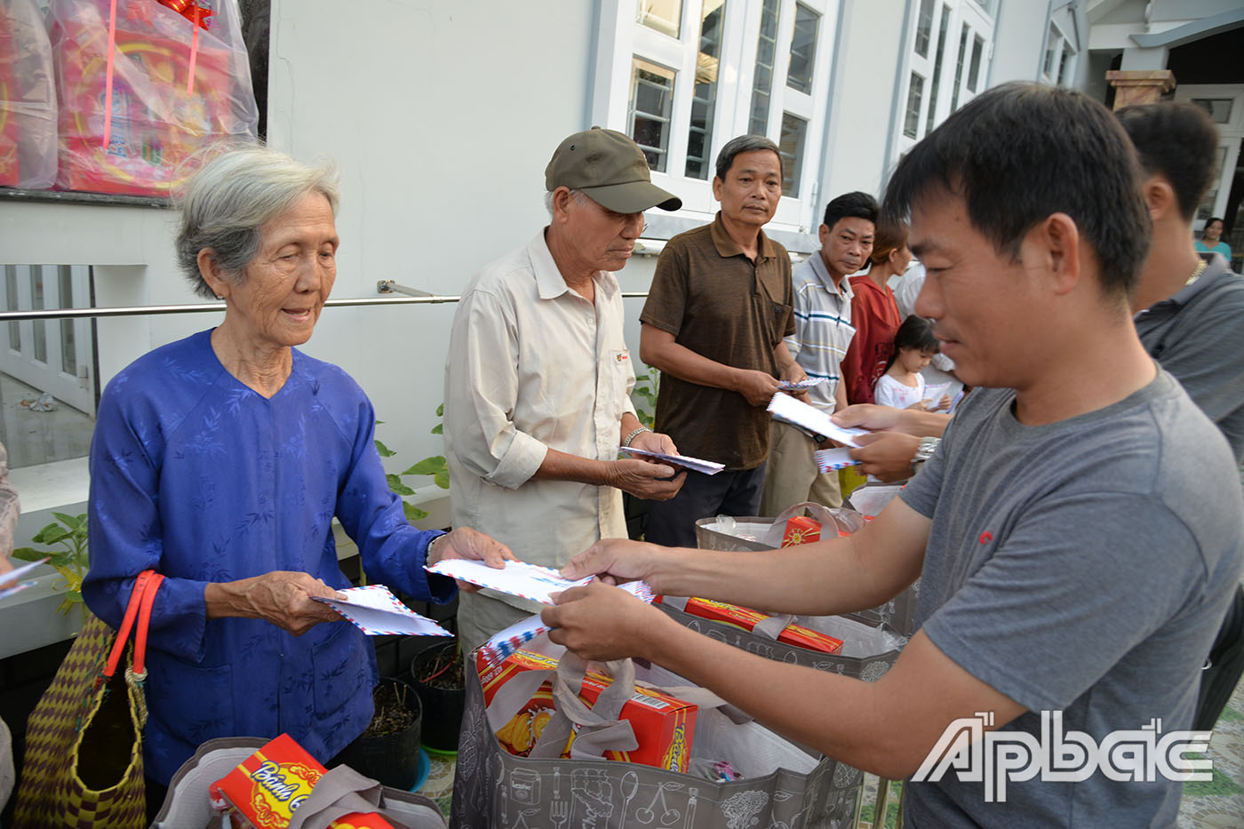 Các nhà hảo tâm trao tiền mặt cho các hộ nghèo, hộ có hoàn cảnh khó khăn