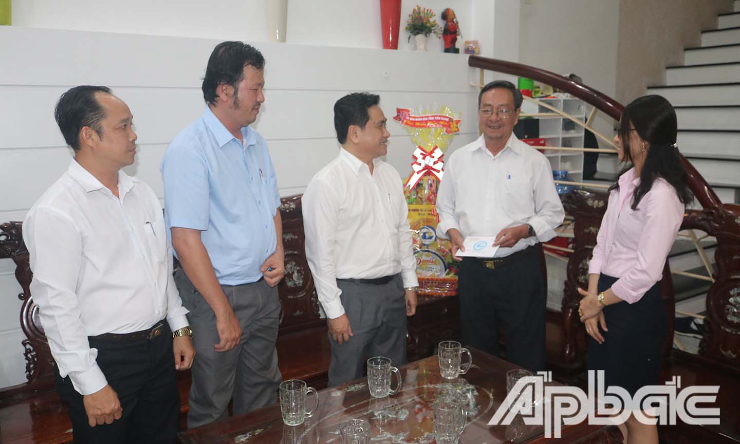 Đoàn đến thăm, tặng quà và chúc Tết đồng chí Phan Văn Hà, 