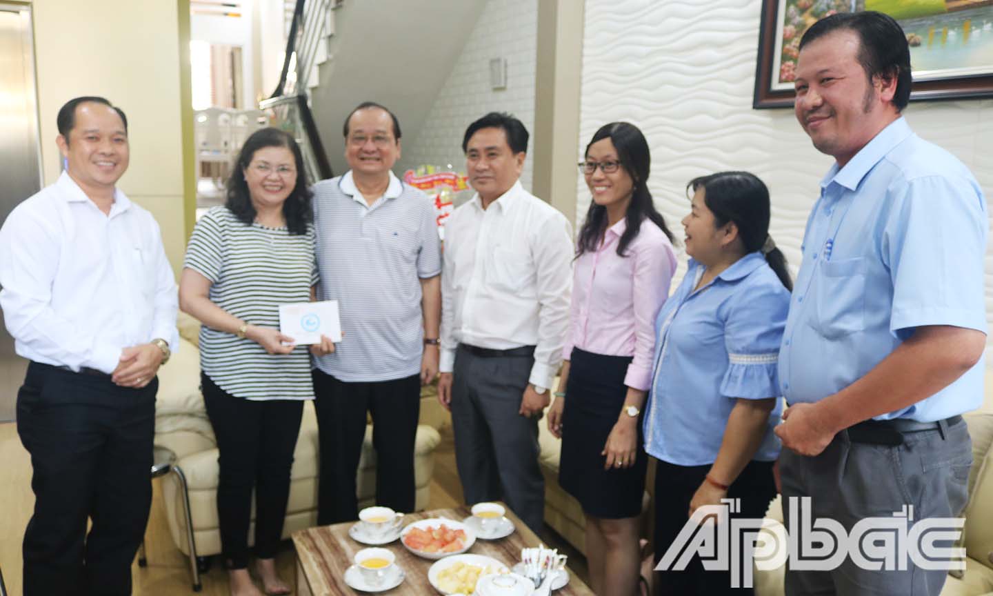 Đoàn đến thăm, tặng quà và chúc Tết đồng chí Trần Thanh Đức, 