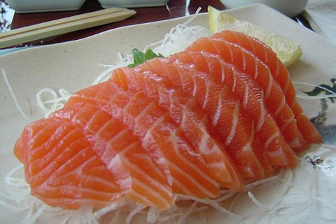 Thịt, cá tươi sống khi mua về cần được bảo quản ở ngăn đá để có thể giữ được lâu ngày.