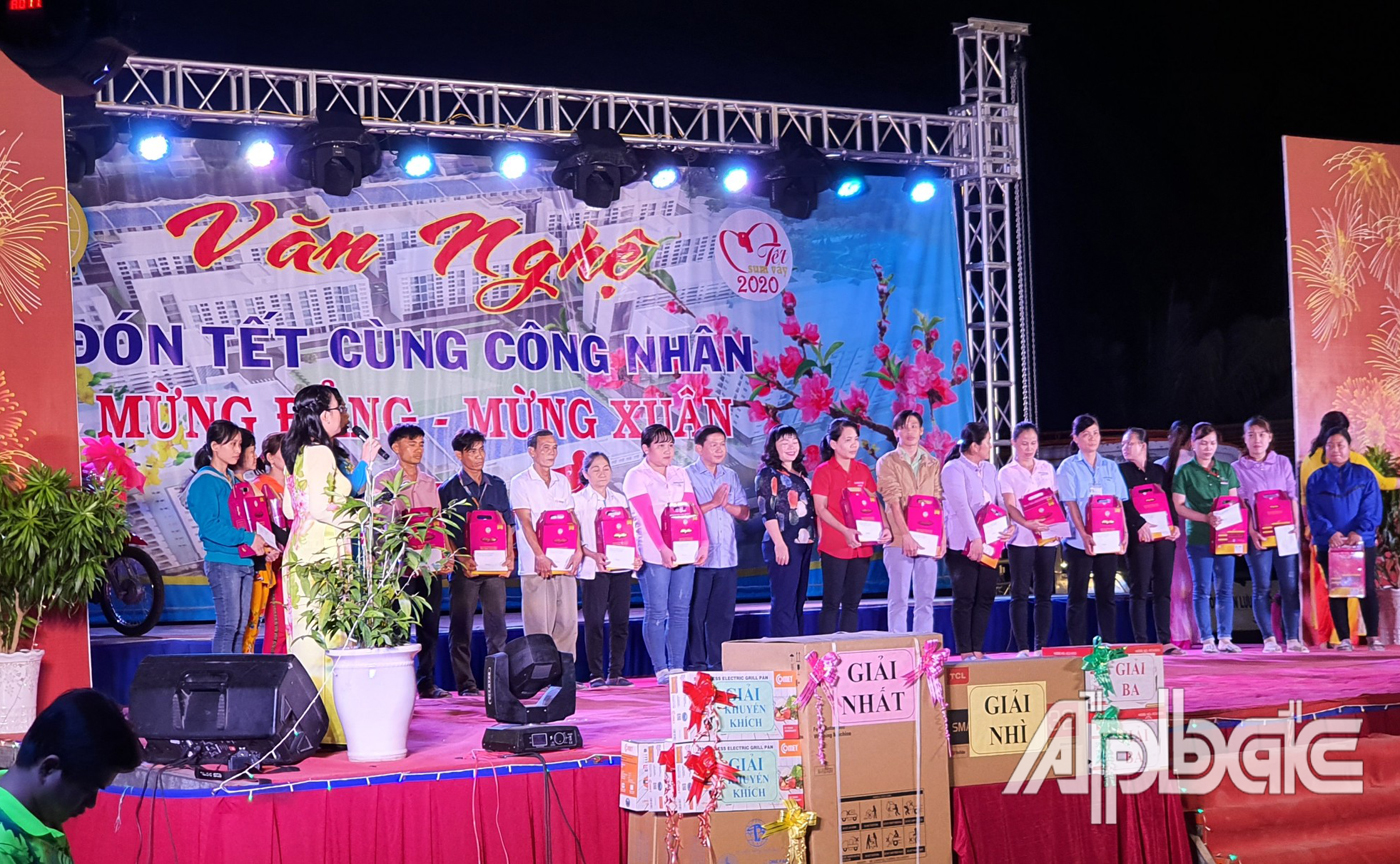 Công nhân có hoàn cảnh khó khăn nhận quà từ Ban tổ chức
