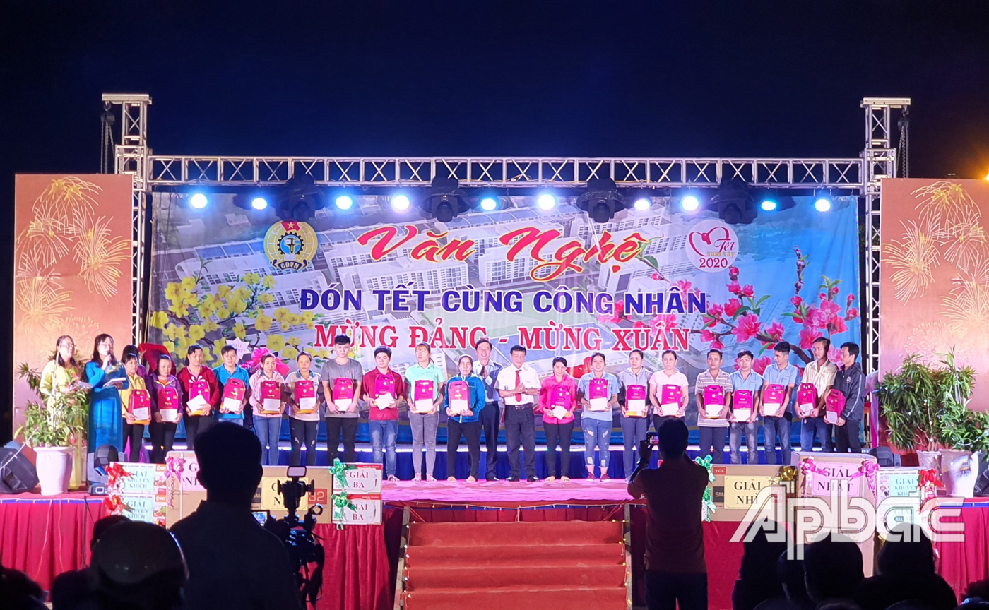 Công nhân có hoàn cảnh khó khăn nhận quà từ Ban tổ chức