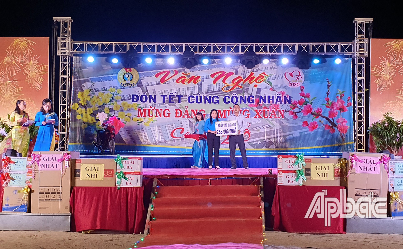 Chủ tịch Công đoàn các Khu công nghiệp nhận hỗ trợ Đại diện doanh nghiệp hỗ trợ kinh phí quà, Mái ấm Công đoàn, vé tàu xe cho công nhân lao động