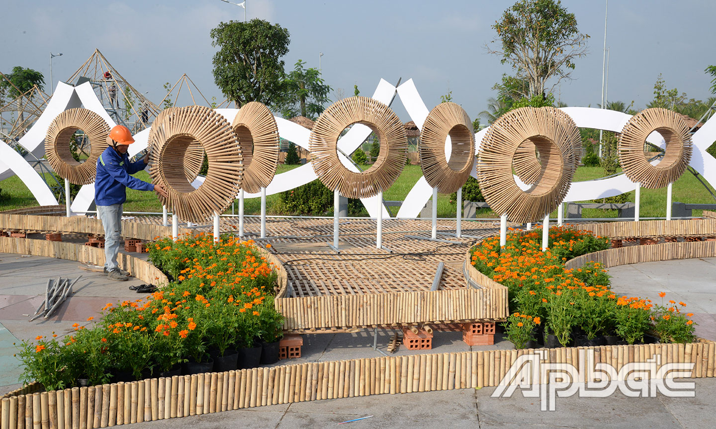 Đường hoa Xuân Canh Tý 2020 đang đẩy nhanh tiến độ thi công.