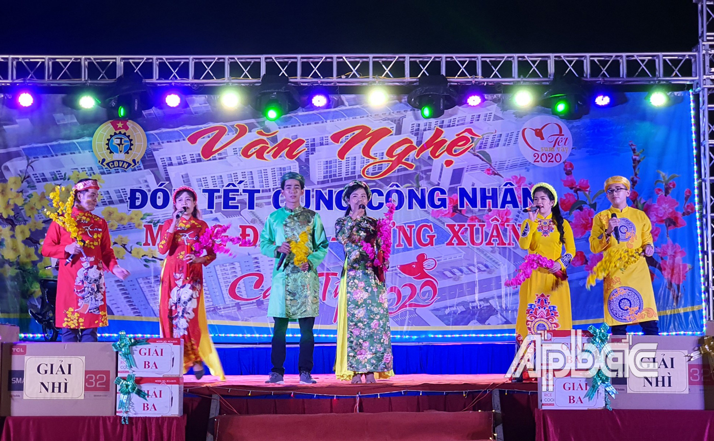 Tiết mục văn nghệ biểu diễn cho công nhân thưởng thức trong đêm văn nghệ