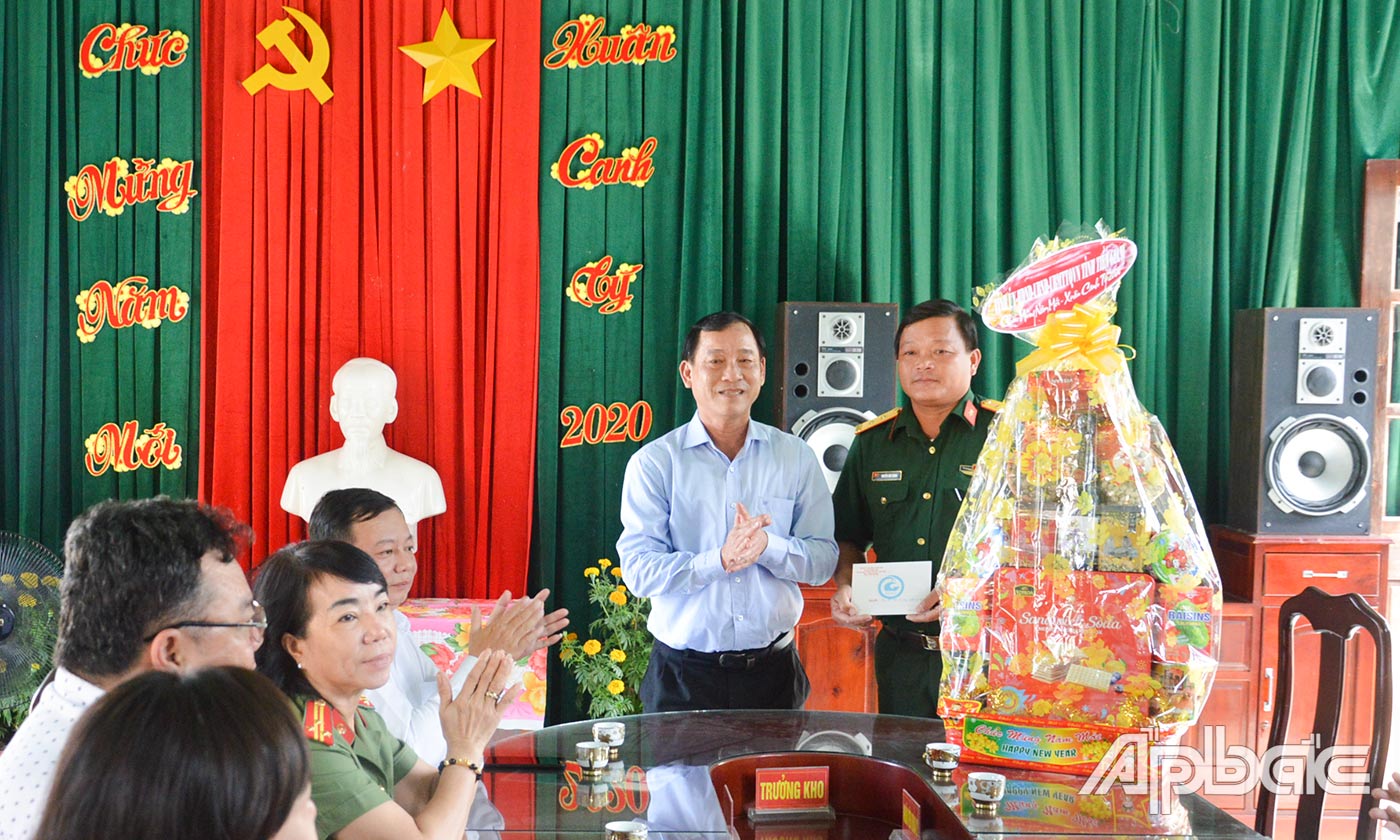Đồng chí Nguyễn Văn Vĩnh chúc tết cán bộ, chiến sĩ Kho K1.