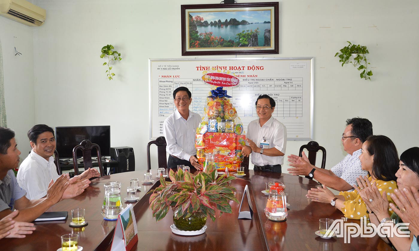 Giám đốc Sở Lao động - Thương binh và Xã hội Tiền Giang Phạm Minh Trí chúc tết Bệnh viện Y học dân tộc Tiền Giang.