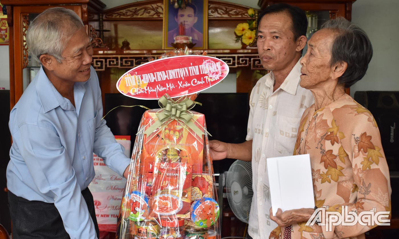 Đồng chí Phạm Thương Tý thă, tặng quà bệnh binh Phạm Thị Liên.