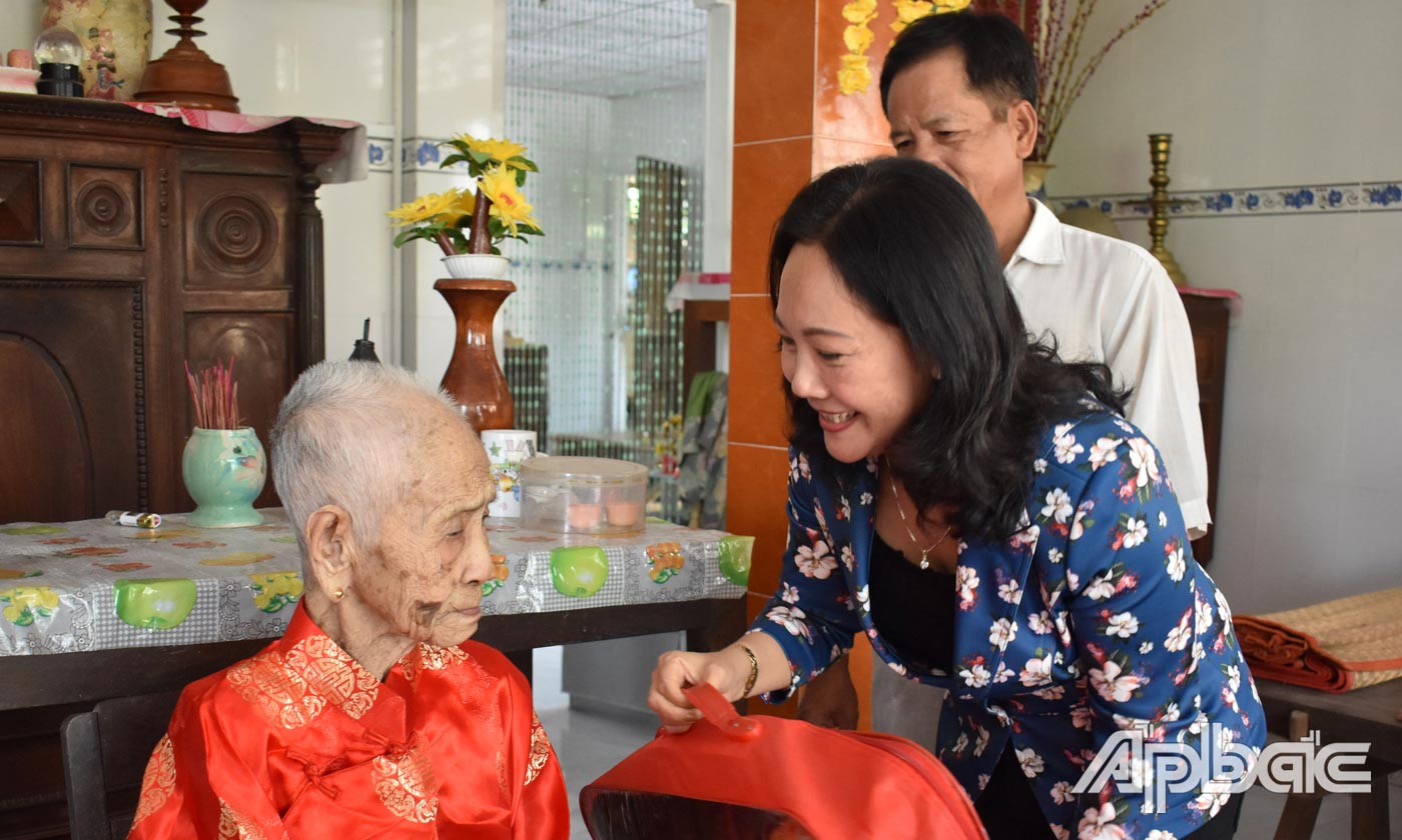 Đồng chí Nguyễn Thị Sáng thăm hỏi, tặng quà tết cho cụ Phạm Thị Ngà tròn 100 tuổi..