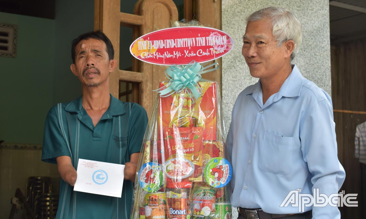 Đồng chí Phạm Thương Tý thăm, tặng quà thu7o7ng binh Bùi V8an Bé Hai..