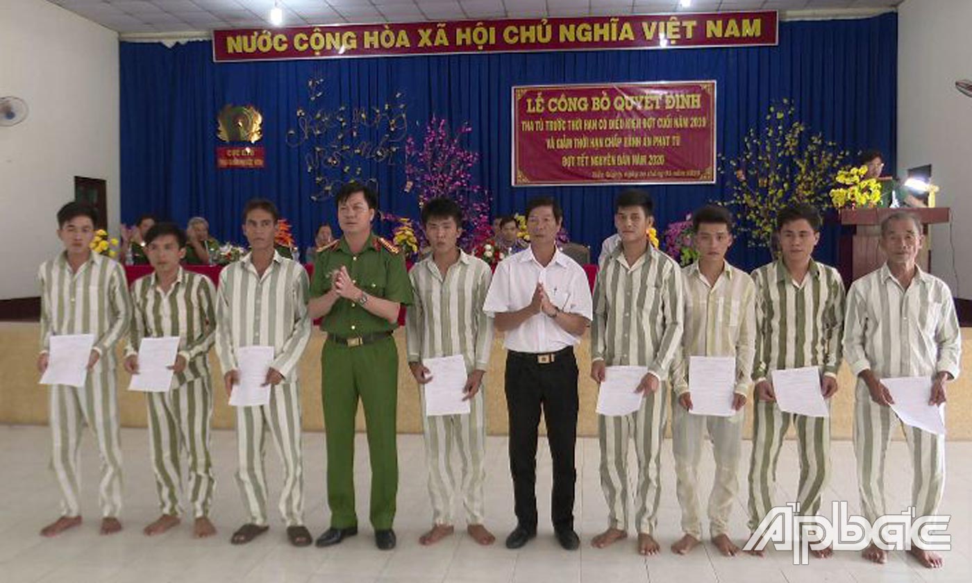 Trao quyết định cho 8 phạm nhân được tha tù trước thời hạn có điều kiện.