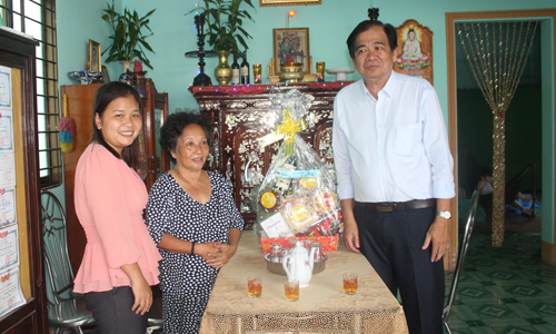 Đồng chí Nguyễn Minh Tân, Tổng Biên tập Báo Ấp Bắc trao quà cho gia đình Liệt s Đinh Văn Bảy (xã Tân Mỹ Chánh, TP. Mỹ Tho).