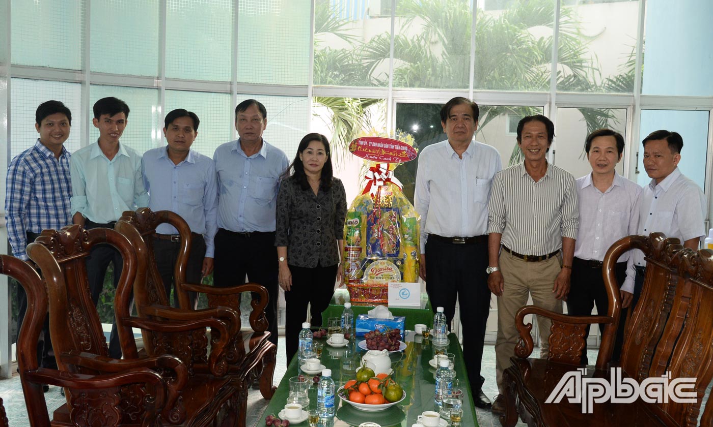 Đồng chí Châu Thị Mỹ Phương thăm, chúc tết Báo Ấp Bắc.