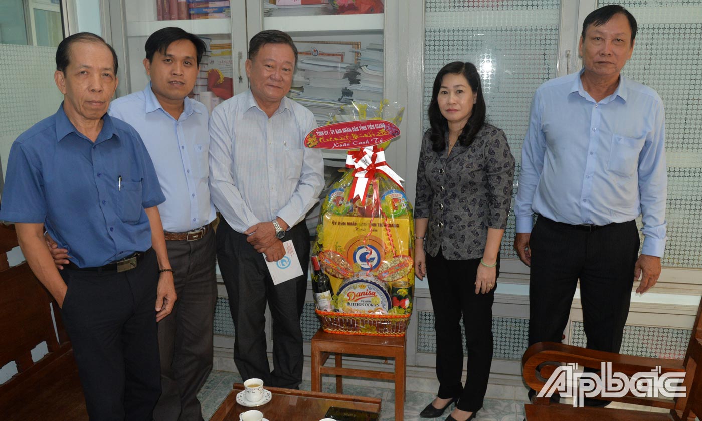 Đồng chí Châu Thị Mỹ Phương thăm, chúc tết Hội Nhà báo Tiền Giang