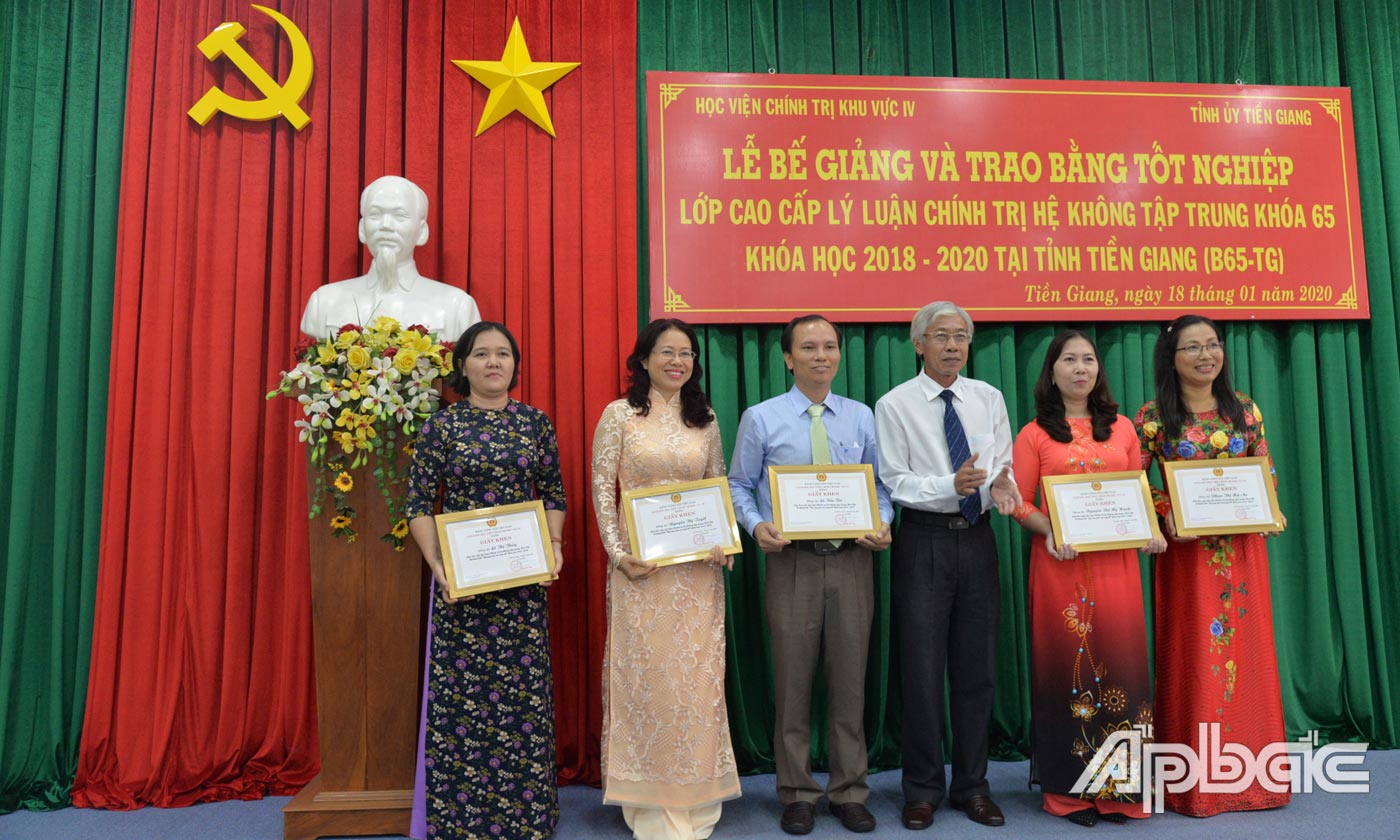 Tiến sĩ Lê Tấn Lập, Hiệu trưởng Trường Chính trị Tiền Giang trao giấy khen của học viện cho 5 học viên.