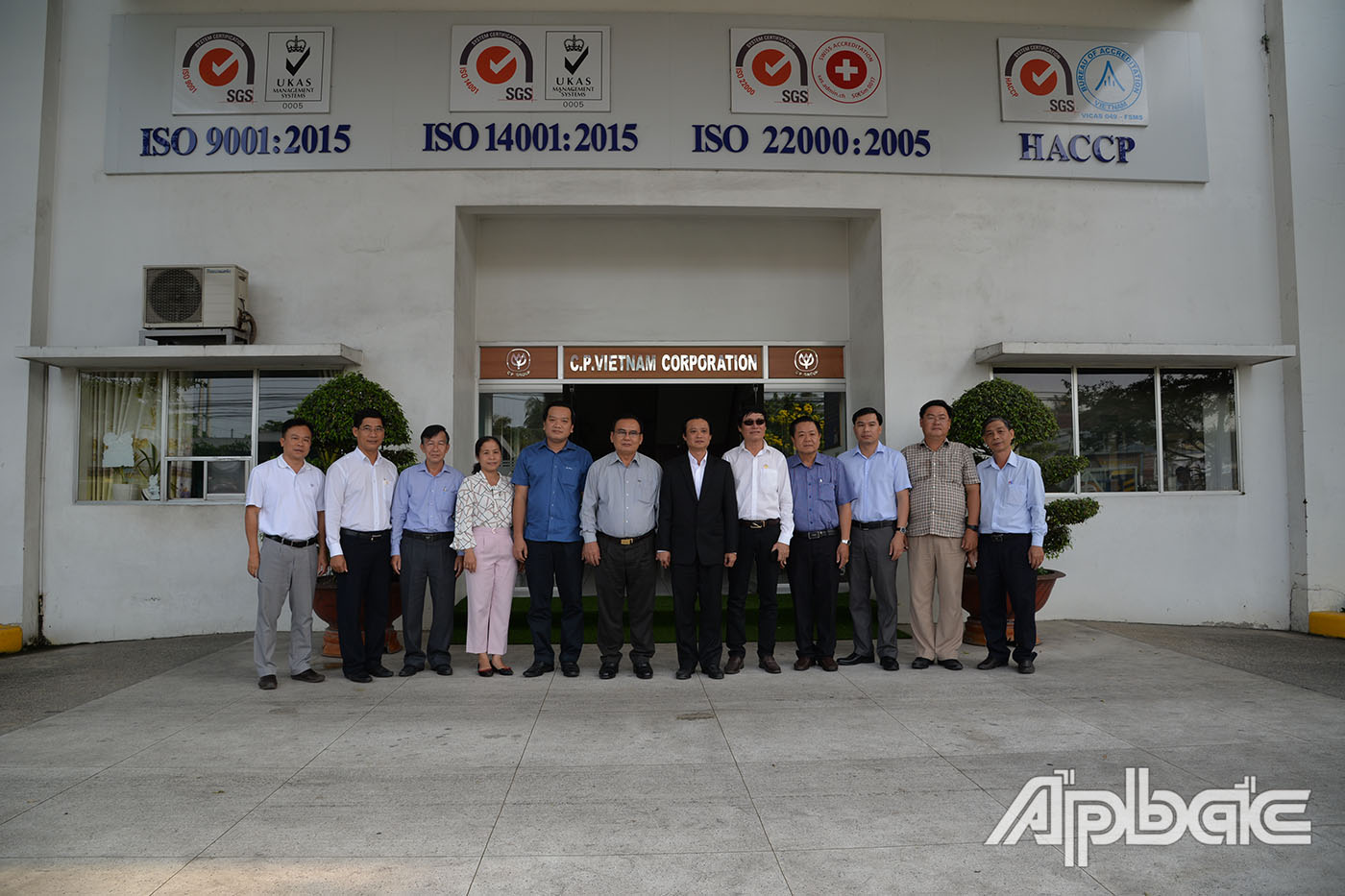Đoàn công tác chụp ảnh lưu niệm với lãnh đạo Công ty Cổ phần Chăn nuôi CP Việt Nam, Chi nhánh Tiền Giang