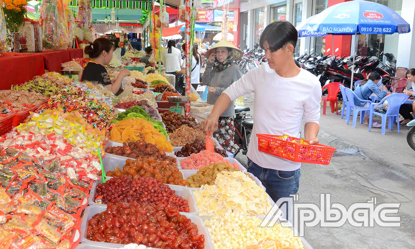 Hàng hóa tết đã sẵn sàng phục vụ người dân.