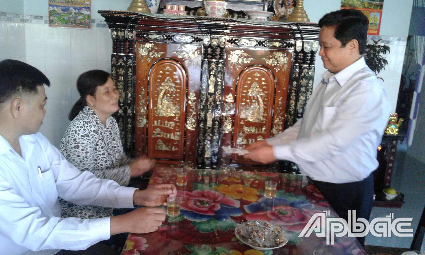 Đồng chí Trương Minh Tới thăm, tặng quà gia đình chính sách nhân dịp Tết Nguyên đán  Canh Tý 2020. 					                   		        Ảnh: NGUYỄN VIỄN