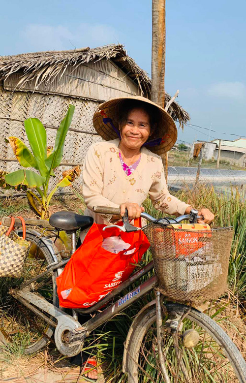 Nụ cười nở hạnh phúc nở trên môi người dân mong chờ một năm mới ấm no và hạnh phúc