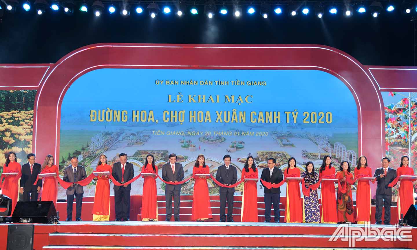Các đại bểu thực hiện nghi thức cắt băng khai mạc Đường hoa Xuân Canh Tý 2020.